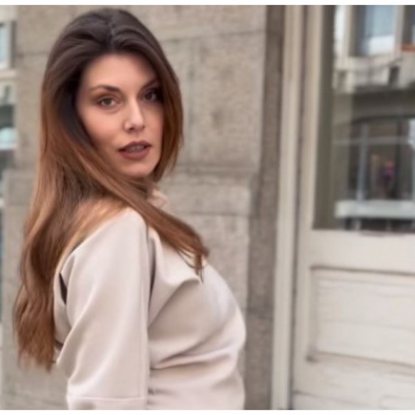Елегантно и женствено: Тамара Драгичевиќ за прв пат го покажа трудничкиот стомак