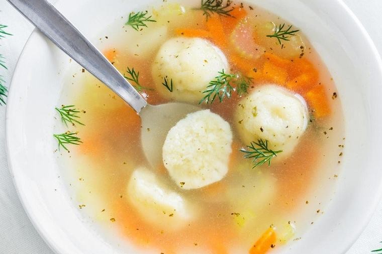 Рецепт за најмеките домашни кнедли за супа: Нема да се распаднат ако го користите овој стар трик
