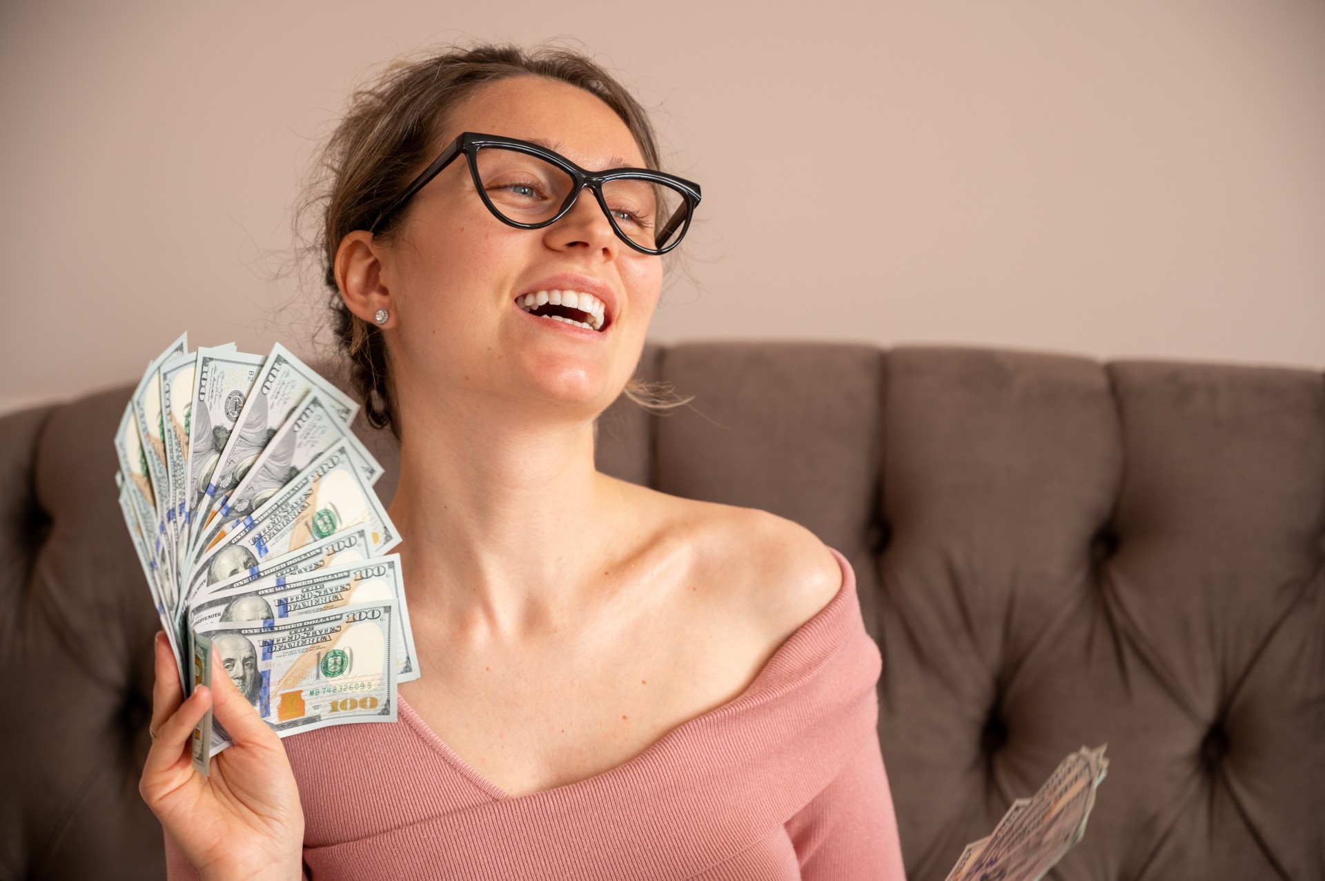 Деньги это удовлетворение. Женщина считает. Женщина с деньгами. Женщина считает деньги. Счастливая женщина считающий деньги.
