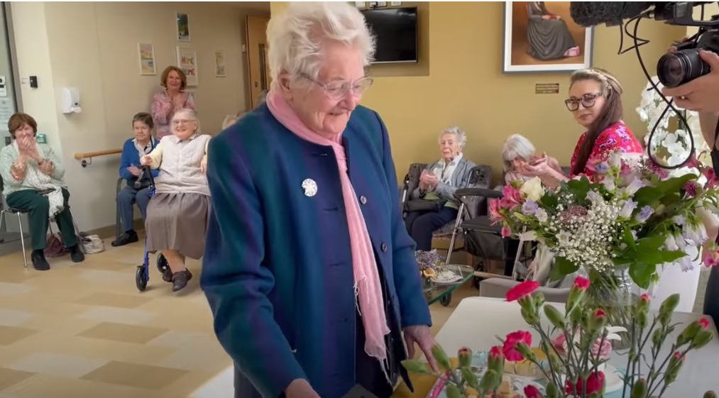 Најстарата баба во Ирска го прослави 109 от роденден во автобус Ова се нејзините два клучни