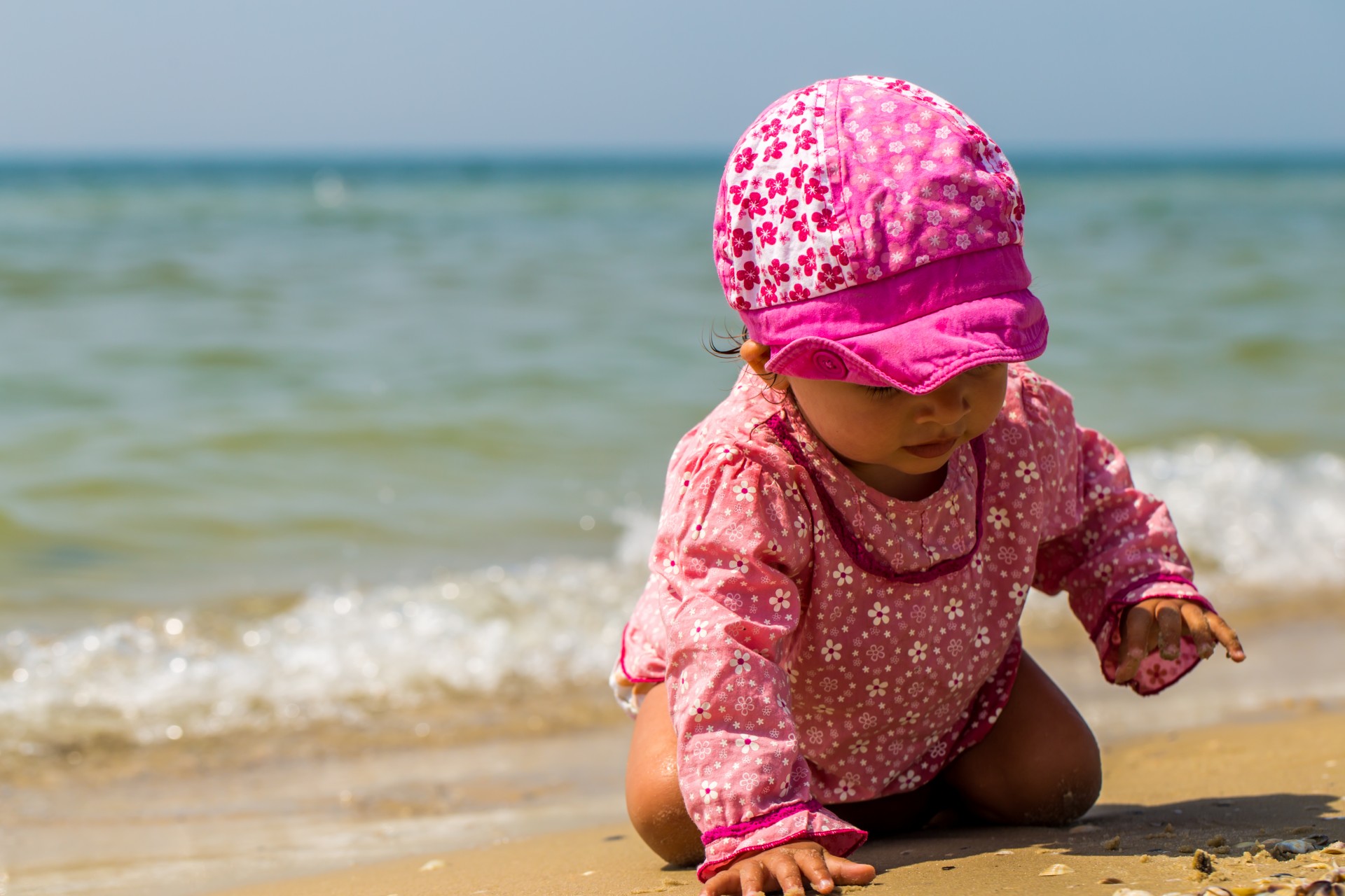 Малите бебиња нема што да бараат на плажа Педијатарот д р Раичевиќ објаснува зошто одморот со