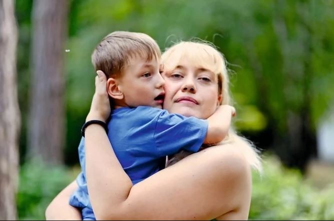 Ивана завршила два факултети за да му помогне на својот болен син: Никола се родил со 880 грама и 14 дијагнози, ги преживеал најтемните прогнози, но неговата борба допрва следи