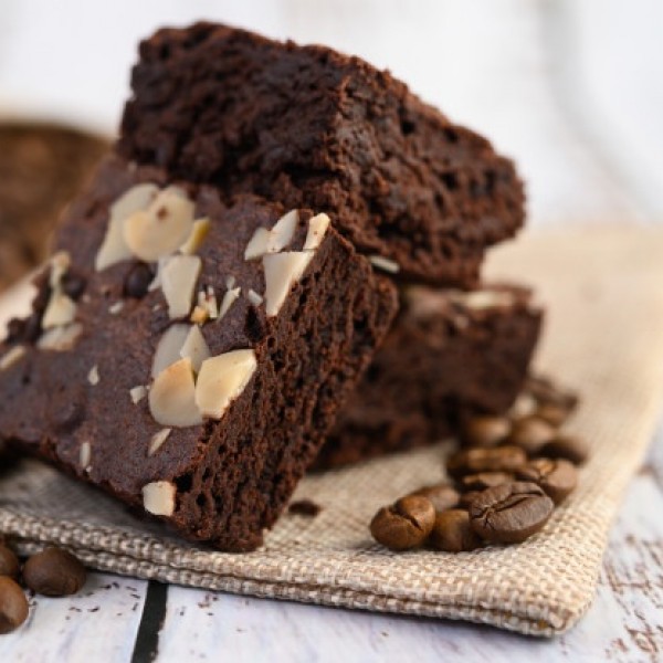 Едноставен рецепт кој успева од прва: Чоколаден колач Брауни со бадеми