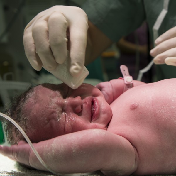 Никој не сакал да ја породи: Чекала повеќе од 40 минути помош од лекар, а потоа следел шок, бебето завршило со 11 конци
