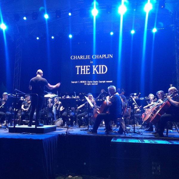 Приказна со среќен крај за Скопје- Фантастичен концерт на Филхармонија во парк со музика од Чаплин