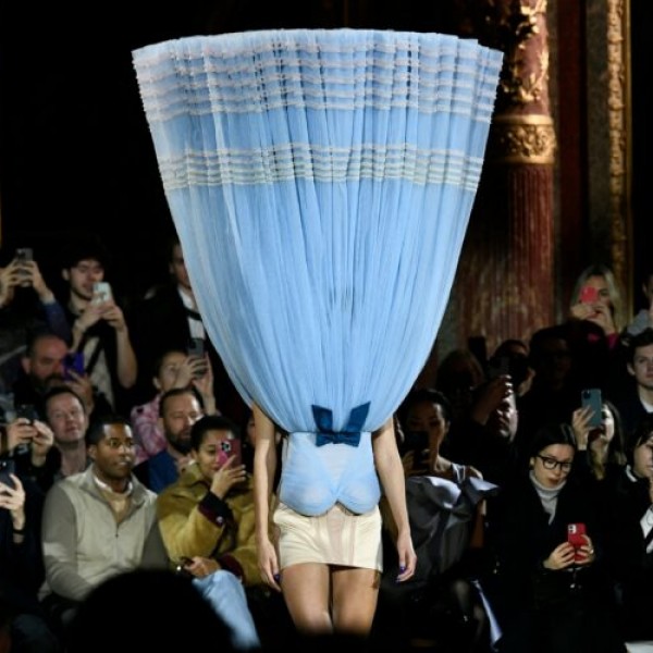 Фустан поради кој сите се прашуваат како манекенката остана на нозе (ФОТО)