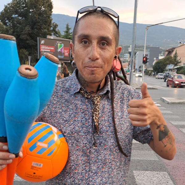 Искрено со Пабло од Чиле:  Жонглира на раскрсниците во Скопје и ги расположува најнервозните возачи
