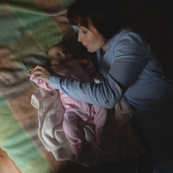 Студија откри: Бебињата се будат преку ноќ за да го одложат зачнувањето на помали братчиња или сестри