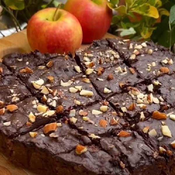 Сочна и здрава торта со јаболка и портокал со темно чоколадо и бадеми: Без брашно и вештачки шеќери
