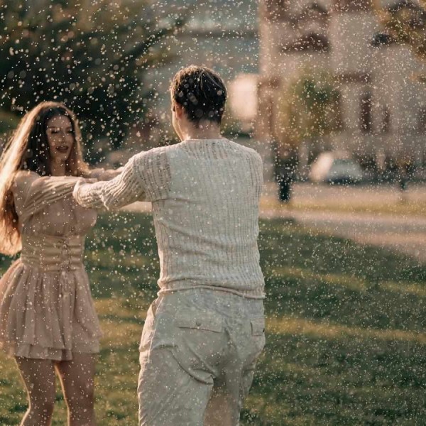 Вистинската љубов, во вистинско време, нѐ поврзува со правите личности: „Пролетни дождови“ новата песна на Карајан (ВИДЕО)
