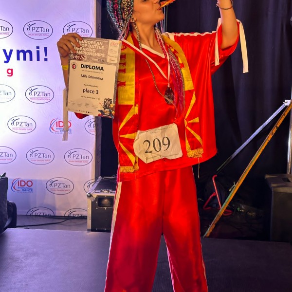 Мила Србиноска гордо го вее македонското знаме на Европското првенство во хип хоп по освоениот бронзен медал