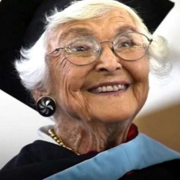 Дипломата ја чекала уште од Втората светска војна: Вирџинија која има 105 години, магистрирала после 83 години