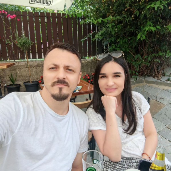 Кајмакоски на прошетка во Охрид: Сопругата на пејачот во блажена состојба?!