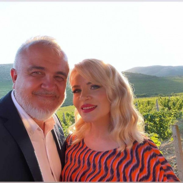 Модно усогласени: Билјана Дебарлиева и нејзиниот сопруг како холвудски пар на свадба