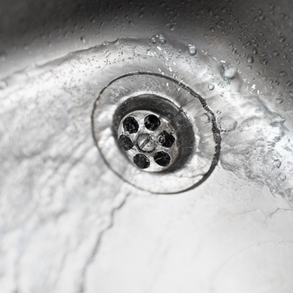 „Ова е најлошото нешто за одводот, ако го фрлите во тоалет или мијалник ќе се стегне како бетон“: Водоводџија предупредува