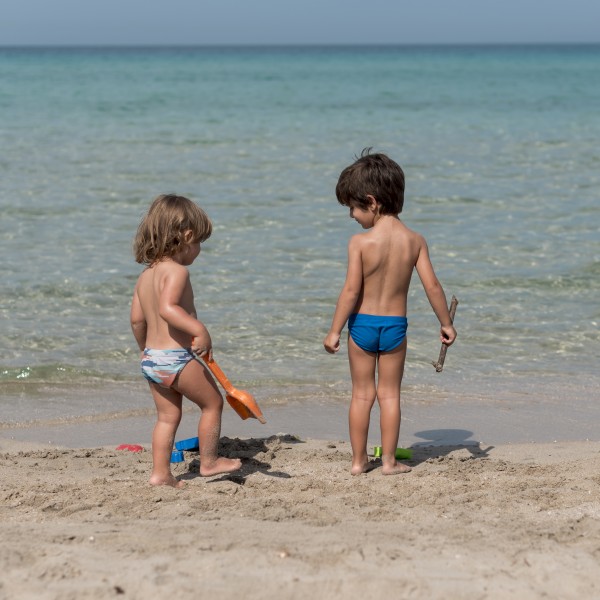 „Ве молам, не им обувајте влечки на децата за на плажа“