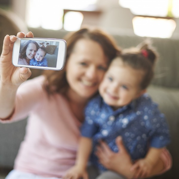 Дали фотографиите од своите деца ги објавувате на социјалните мрежи: Доколку сте против, еве како да зборувате за тоа