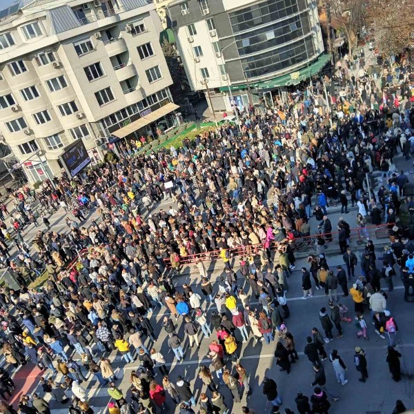 (ФОТО) ДОСТА Е! ПРОТЕСТ ВО ЦЕНТАРОТ НА СКОПЈЕ ПОРАДИ СМРТТА НА МЛАДАТА ФРОСИНА: Се бара одговорност!