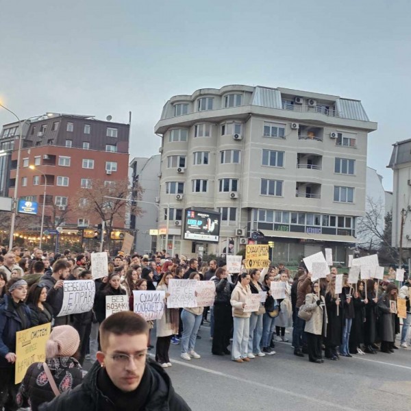 (ФОТО) НОВ ПРОТЕСТ ВО СКОПЈЕ: Граѓаните порачуваат дека улиците не се тркачки патеки